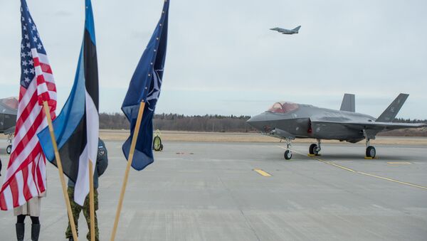 Un avión F-35A de la Fuerza Aérea de EEUU en la base de Amari en Estonia (archivo) - Sputnik Mundo