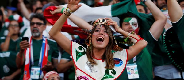 Aficionados mexicanos durante el partido de México contra Suecia - Sputnik Mundo
