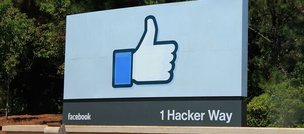 Logo de Facebook junto a la sede de la empresa (imagen referencial) - Sputnik Mundo
