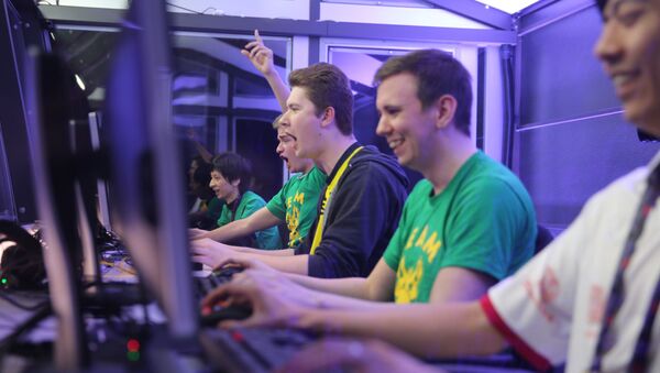 Unos jugadores de Dota 2 durante un torneo (archivo) - Sputnik Mundo