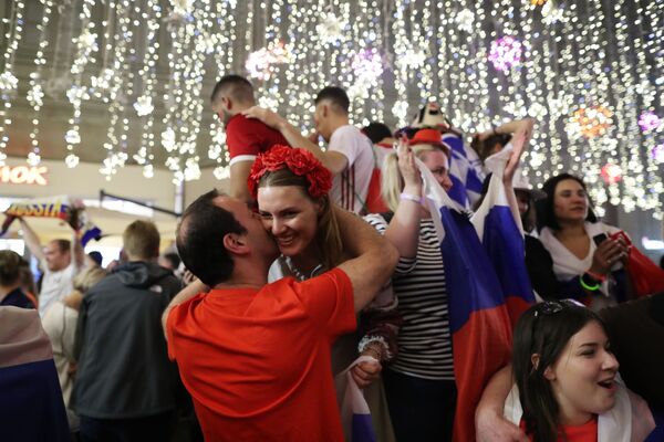 Sonrisas y lágrimas: las emociones a flor de piel de los fans del Mundial de Rusia 2018 - Sputnik Mundo