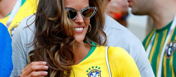 Izabel Goulart, modelo brasileña, asiste el partido entre Brasil y Serbia en la fase de grupos del Mundial de Rusia - Sputnik Mundo