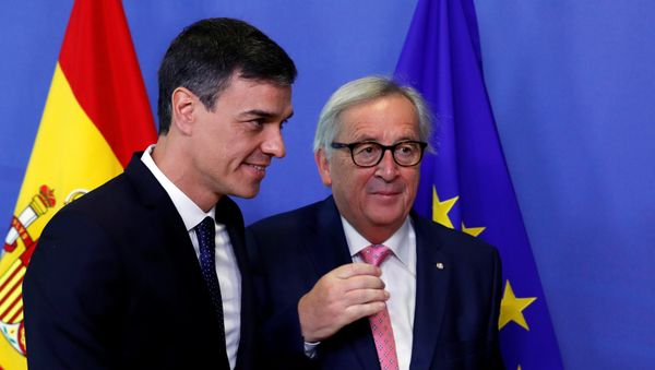 El presidente del Gobierno de España, Pedro Sánchez y el presidente de la Comisión Europea, Jean-Claude Juncker El presidente del Gobierno de España, Pedro Sánchez y el presidente de la Comisión Europea, Jean-Claude Juncker - Sputnik Mundo