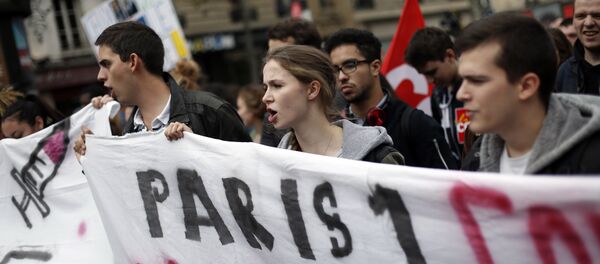 Demonstrators take the streets during a march to protest against President Emmanuel Macron's economic policies in Paris, France - Sputnik Mundo