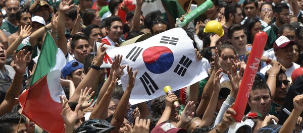 Hinchas mexicanos sostienen la bandera surcoreana en Ciudad de México - Sputnik Mundo