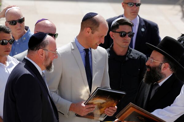 El principe Guillermo habla con el rabino Shmuel Rabinovitch, la máxima autoridad religiosa en el recinto del Muro de la Lamentaciones - Sputnik Mundo
