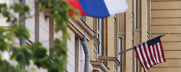 Banderas de EEUU y de Rusia en las proximidades de la Embajada de EEUU en Moscú. - Sputnik Mundo
