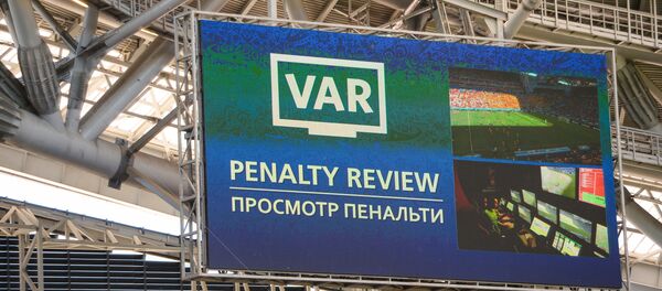 Una pantalla del VAR en Rusia 2018 - Sputnik Mundo
