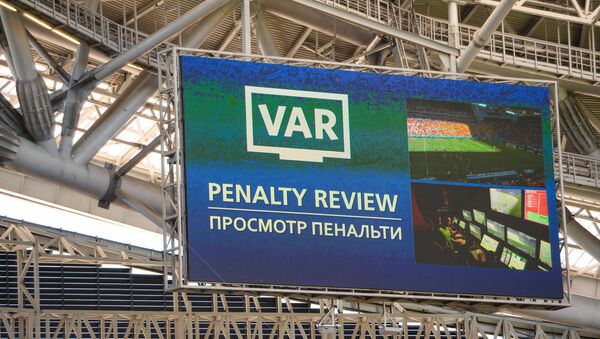 Una pantalla del VAR en Rusia 2018 - Sputnik Mundo
