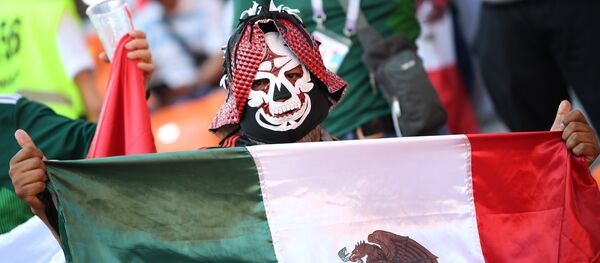 Un hincha mexicano en Rusia, ya listo para el carnaval del Dia de los Muertos - Sputnik Mundo