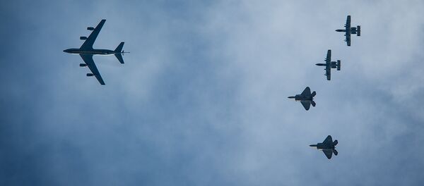 Dos A-10 y dos F-22 estadounidenses vuelan detrás de un KC-135 durante una maniobras de la OTAN en Estonia en 2015 - Sputnik Mundo