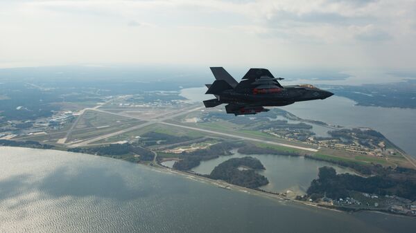 Un caza de quinta generación estadounidense F-35, de la modificacion para la Armada (F-35C), durante un vuelo - Sputnik Mundo