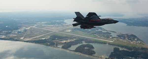 Un caza de quinta generación estadounidense F-35, de la modificacion para la Armada (F-35C), durante un vuelo - Sputnik Mundo