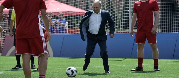 El presidente Vladímir Putin juega fútbol en la Plaza Roja - Sputnik Mundo