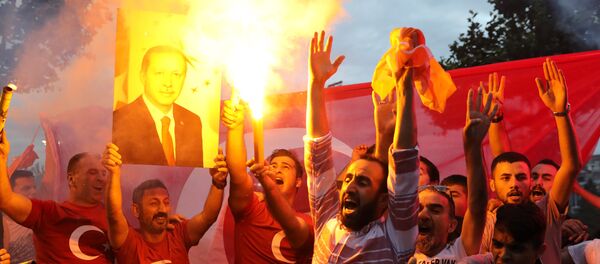 Seguidores de Recep Tayyip Erdogan, presidente de Turquía - Sputnik Mundo