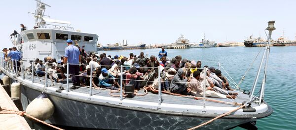 Un barco con migrantes (imagen referencial) - Sputnik Mundo