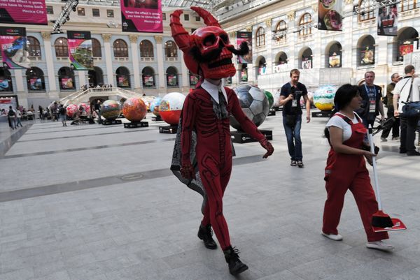 La Plaza Roja se vistió de gala para dar la bienvenida a esqueletos gigantes. Quienes tuvieron la suerte de presenciar el espectáculo también pudieron degustar los dulces típicos de México. En el parque del fútbol, en plena Plaza Roja, se organizó un concierto con bailes tradicionales, mariachis incluidos. - Sputnik Mundo