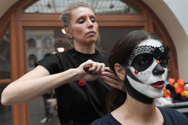 Así se prepararon para el espectáculo quienes más tarde subieron al escenario durante el Día de Muertos moscovita. - Sputnik Mundo