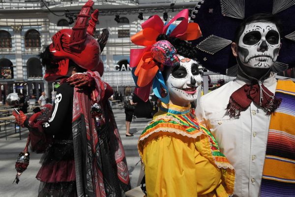El carnaval será recordado por la cantidad de calaveras y de esqueletos gigantes que se dieron cita, entre ellos, el personaje principal del Día de Muertos: la calavera Catrina. Pero no hay motivo para tener miedo. Según la tradición mexicana, el Día de Muertos no es un día triste, sino alegre, y está dedicado a la memoria de los familiares fallecidos. - Sputnik Mundo