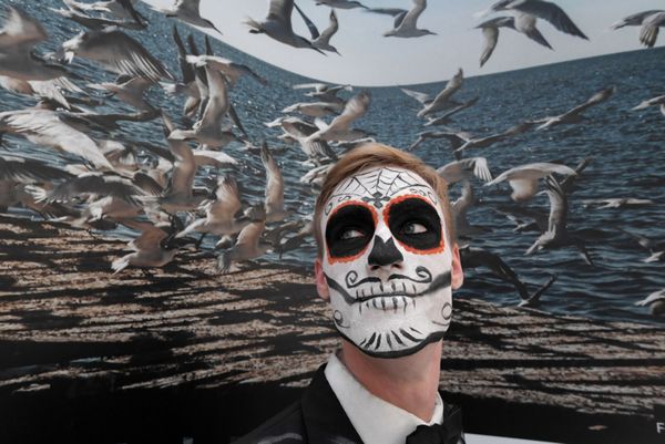 Unas de las personas que participaron en el carnaval del Día de Muertos de Moscú. - Sputnik Mundo