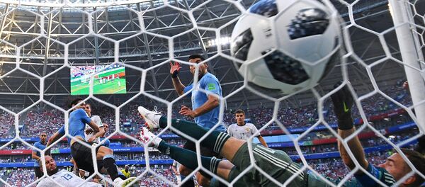 El jugador uruguayo Edinson Cavani anota un gol en la portaría del Ruso Ígor Akinfeev en la fase de grupos del Mundial de Rusia 2018 - Sputnik Mundo