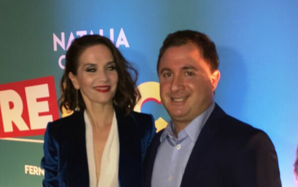 Natalia Oreiro, cantante uruguaya, y el director de la película Re Loca, Mariano Zaidelis Natalia Oreiro, cantante uruguaya, y el director de la película Re Loca, Mariano Zaidelis - Sputnik Mundo