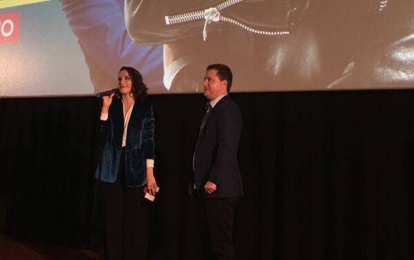 Natalia Oreiro en el preestreno de su película Re Loca junto al director Mariano Zaidelis Natalia Oreiro en el preestreno de su película Re Loca junto al director Mariano Zaidelis - Sputnik Mundo