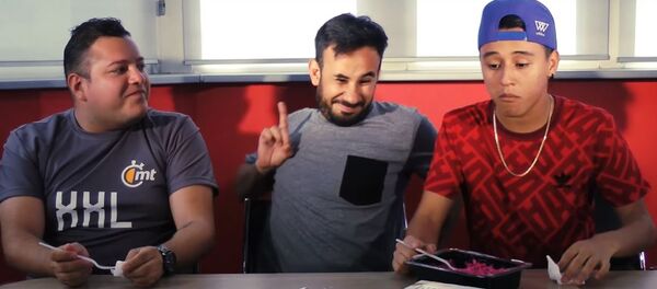 ¿Chocolate de leche con tortillita?: mexicanos prueban comida y dulces de Rusia - Sputnik Mundo