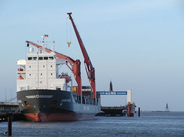 Un buque con grúas de carga - Sputnik Mundo