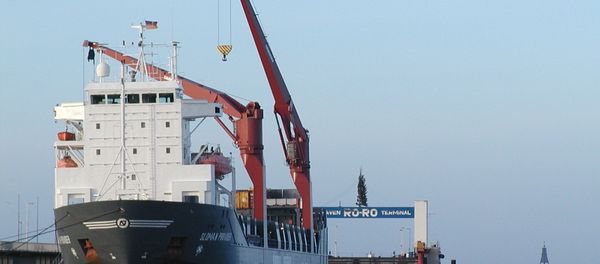Un buque con grúas de carga Un buque con grúas de carga - Sputnik Mundo