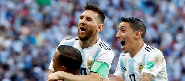Leo Messi (centro), futbolista argentino - Sputnik Mundo