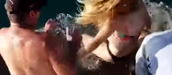 El terrorífico momento en que un tiburón arrastra a una mujer bajo el agua - Sputnik Mundo