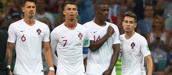 Cristiano Ronaldo mostrando sus muslos - Sputnik Mundo