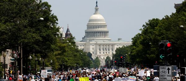 Manifestantes protestan en Washigton DC por el fin de la política migratoria de 'tolerancia cero' en EEUU implantada por el actual presidente del país, Donald Trump - Sputnik Mundo