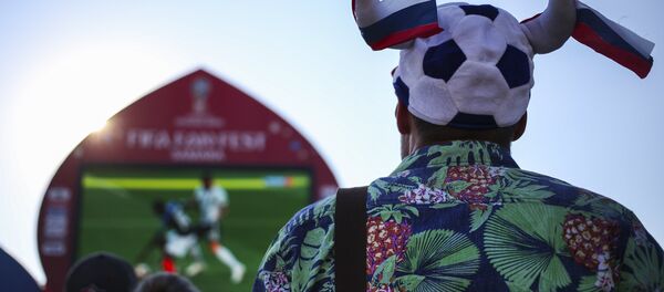Un hincha, viendo el partido en fan zone - Sputnik Mundo