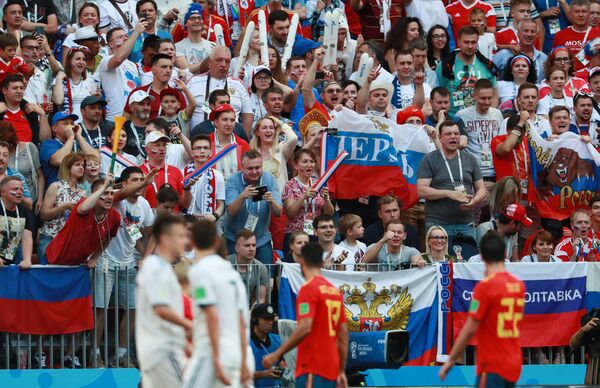 Los hinchas en el partido entre España y Rusia - Sputnik Mundo