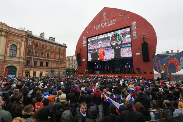 Hinchas viendo el partido entre las selecciones nacionales de España y Rusia en la zona de aficionados en San Petersburgo - Sputnik Mundo