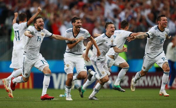 Los jugadores de la selección rusa se alegran por la victoria sobre España - Sputnik Mundo