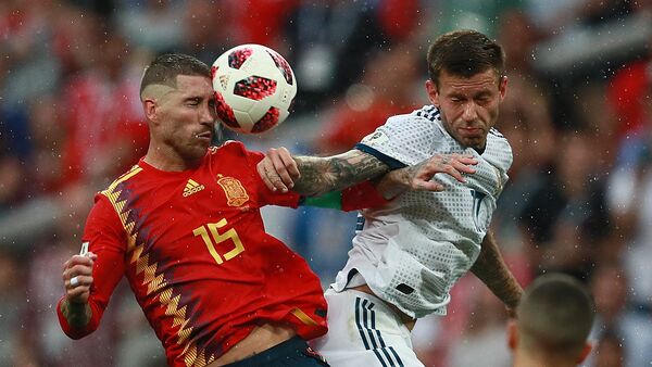 Sergio Ramos (España) y Fedor Smolov (Rusia) - Sputnik Mundo