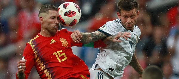 Sergio Ramos (España) y Fedor Smolov (Rusia) - Sputnik Mundo