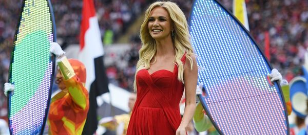 Viktoria Lopiriova, embajadora de la Copa Mundial de la FIFA Rusia 2018, durante la apertura del Mundial - Sputnik Mundo