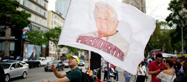 Bandera con retrato de Andrés Manuel López Obrador - Sputnik Mundo