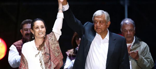 Claudia Sheinbaum de la coalición izquierdista Juntos Haremos Historia y Andrés Manuel López Obrador, presidente electo de México - Sputnik Mundo