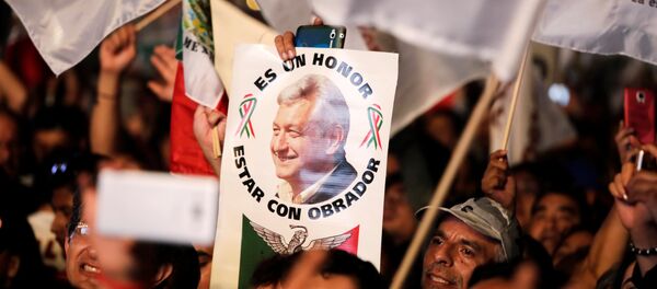 Los partidarios de Andréa Manuel López Obrador con un cartel - Sputnik Mundo
