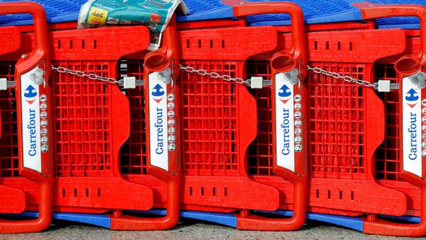 Logo de Carrefour en carritos de compra - Sputnik Mundo