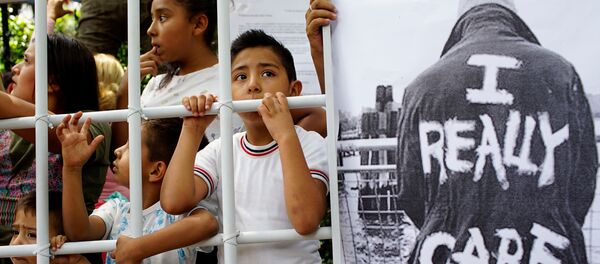 Protestas contra la política migratoria de EEUU frente a la Embajada estadounidense en México - Sputnik Mundo