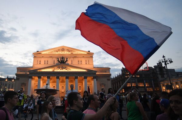 Locura en las calles de Moscú: Rusia celebra la victoria frente a España - Sputnik Mundo