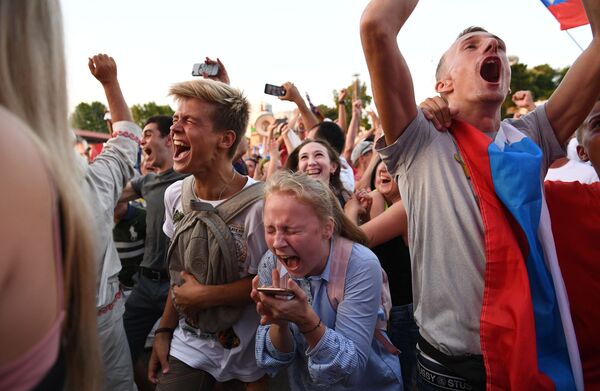 Locura en las calles de Moscú: Rusia celebra la victoria frente a España - Sputnik Mundo