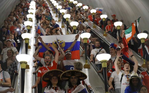 Locura en las calles de Moscú: Rusia celebra la victoria frente a España - Sputnik Mundo