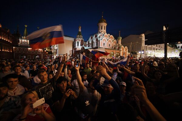 Locura en las calles de Moscú: Rusia celebra la victoria frente a España - Sputnik Mundo